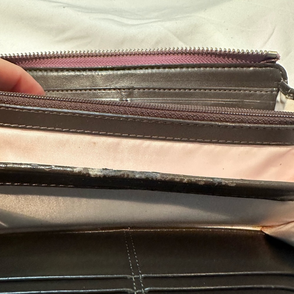 Authentic  Signature Coach Wallet - Picture 12 of 13